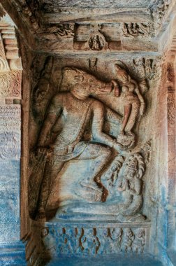 06 07 2008 Varaha Vishnu 'nun domuz enkarnasyonu Badami, Karnataka, Hindistan' da ikinci mağarada rahatladı.