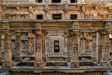 27 Ocak 2010 'da Hindistan' ın Gujarat şehrinde karmaşık bir şekilde inşa edilmiş tarihi bir yer olan Stepwell Rani ki vav 'da Tanrı ve Tanrıça heykelleri. Bir UNESCO dünya mirası bölgesi Patan Kuzey Gujarat Hindistan