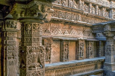 27 Ocak 2010 'da Hindistan' ın Gujarat şehrinde karmaşık bir şekilde inşa edilmiş tarihi bir yer olan Stepwell Rani ki vav 'da Tanrı ve Tanrıça heykelleri. Bir UNESCO dünya mirası bölgesi Patan Kuzey Gujarat Hindistan