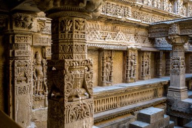 27 Ocak 2010 'da Hindistan' ın Gujarat şehrinde karmaşık bir şekilde inşa edilmiş tarihi bir yer olan Stepwell Rani ki vav 'da Tanrı ve Tanrıça heykelleri. Bir UNESCO dünya mirası bölgesi Patan Kuzey Gujarat Hindistan
