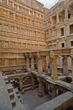 27 Ocak 2010 'da Hindistan' ın Gujarat şehrinde karmaşık bir şekilde inşa edilmiş tarihi bir yer olan Stepwell Rani ki vav 'da Tanrı ve Tanrıça heykelleri. Bir UNESCO dünya mirası bölgesi Patan Kuzey Gujarat Hindistan