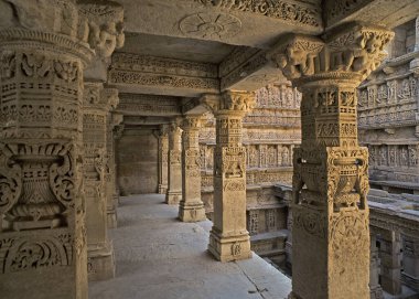 27 Ocak 2010 'da Hindistan' ın Gujarat şehrinde karmaşık bir şekilde inşa edilmiş tarihi bir yer olan Stepwell Rani ki vav 'da Tanrı ve Tanrıça heykelleri. Bir UNESCO dünya mirası bölgesi Patan Kuzey Gujarat Hindistan