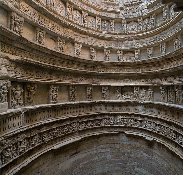 27 Ocak 2010 'da Hindistan' ın Gujarat şehrinde karmaşık bir şekilde inşa edilmiş tarihi bir yer olan Stepwell Rani ki vav 'da Tanrı ve Tanrıça heykelleri. Bir UNESCO dünya mirası bölgesi Patan Kuzey Gujarat Hindistan