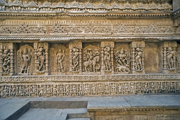 27 Ocak 2010 'da Hindistan' ın Gujarat şehrinde karmaşık bir şekilde inşa edilmiş tarihi bir yer olan Stepwell Rani ki vav 'da Tanrı ve Tanrıça heykelleri. Bir UNESCO dünya mirası bölgesi Patan Kuzey Gujarat Hindistan