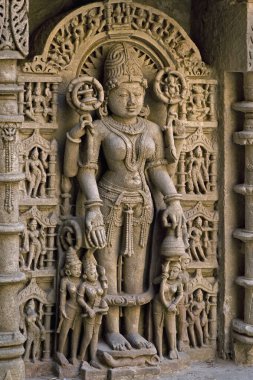 27 Ocak 2010 'da Hindistan' ın Gujarat şehrinde karmaşık bir şekilde inşa edilmiş tarihi bir yer olan Stepwell Rani ki vav 'da Tanrı ve Tanrıça heykelleri. Bir UNESCO dünya mirası bölgesi Patan Kuzey Gujarat Hindistan