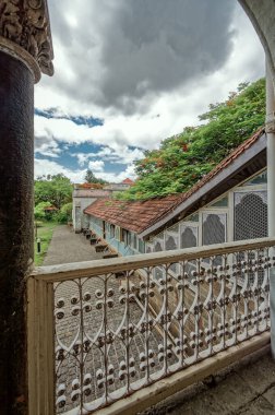 06: 15 2007 Arches, Pune, Maharashtra, Indi 'deki Aga Khan Palace' ın lobisinde.