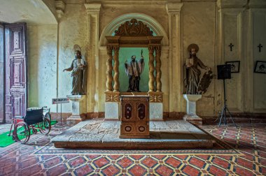 06 09 2009 Barok mimarisi UNESCO Dünya Mirası Bazilikası Kızıl Laterite Chira Jambha 'nın kızgın Bom İsa Bazilikası Eski Goa Velha Goa Hindistan' da kullanıldı.