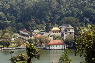 09 09 09 2007 Dişli Sri Dalada Maligawa Tapınağı 'na bakış Kandy, Kandy, Sri Lanka Asya' daki güneşi yansıtan altın tavanlı.