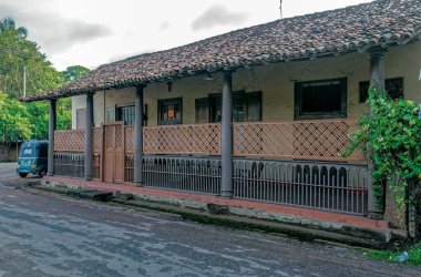 09: 13 2007 Koyu turuncu renkli duvarları ve ahşap pencereleri olan eski bir evin cephesi Balıkçı kasabası Negombo Sri Lanka Asya.