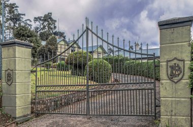 09 08 2007 Wrought Iron Double Swing Gate garaj kapısı bahçe çitleriyle çevrili Nuwara Eliya, tepe kasabası, Seylan, Sri Lanka, Asya 