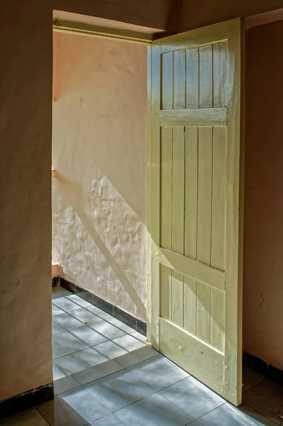 2009年10月6日黄色の木製のドア 観光レストハウスで日光浴 Mahpsa Goa India Asia — ストック写真