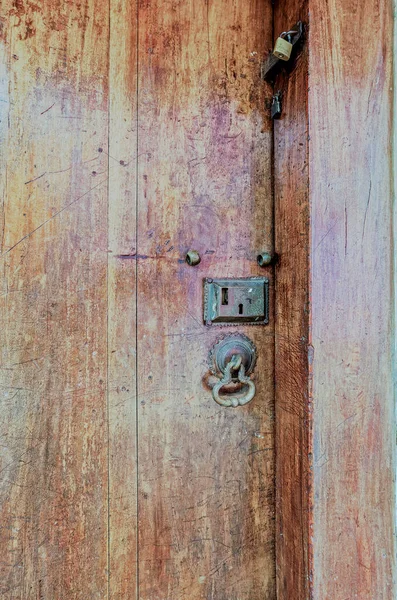 2009ヴィンテージ木製ドアとともに古い金属ドアロックにMalwathu Maha Viharayaキャンディスリランカアジア — ストック写真