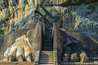 09 12 2007 Aslan Kapısı ve Tırmanan Gergin Sigirya kaya bahçeleri Sri Lanka Asya.