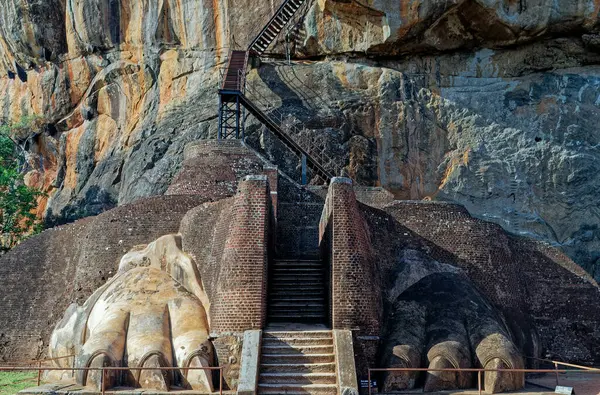 09 12 2007 Aslan Kapısı ve Tırmanan Gergin Sigirya kaya bahçeleri Sri Lanka Asya.