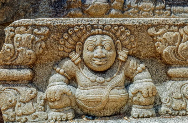 2007年9月10日マハーゼナ宮殿への彫刻の手順は 保護ガーナ または小人 クテラ 富Anuradhapuraスリランカ ラムカ アジアの神の付添人を示す — ストック写真