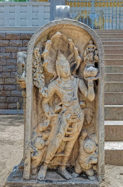2007年10月09日スリランカのAnuradhapuraにある聖なる菩提樹の寺院複合体で1つの石に刻まれたガード石Naga Rajaと2つのドワーフ — ストック写真