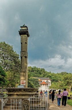 2009 08 2007 Keppetipola Disawe 'nin kafatasını içeren Anma Sütunu, İngiliz, Şeker ve Sri Lanka' ya karşı ulusal bir Sinhalese kahramanı olan Diş Tapınağı 'nın önündeki açık parkta.