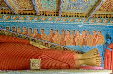 09 10 2007 Buda 'nın yaslanmış büyük heykeli