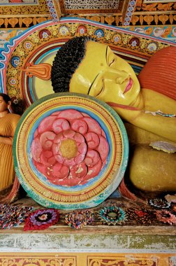 09 10 2007 Buda 'nın yaslanmış büyük heykeli