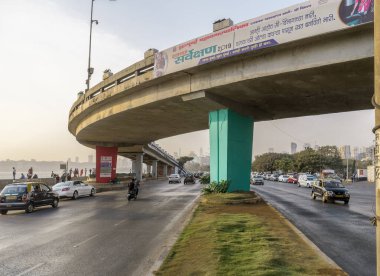 03 04 2019 Iconic Princess Caddesi, Marine Drive 'da üstgeçit. Kraliçe' nin Kolyesi Mumbai Maharashtra INDIA.