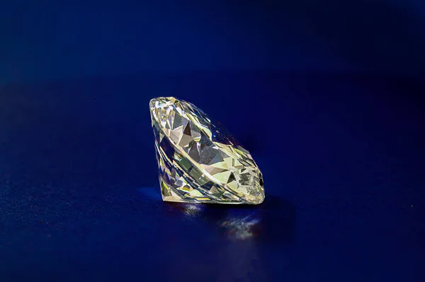 Feb 2004 Sparklings Light Dispersion Classic Brilliant Cut Diamond Side — Stock Photo, Image
