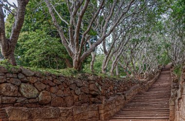 09 10 2007 Mihintale 'deki Budist Manastırı' na giden merdiven; Anuradhapura Sri Lanka yakınlarındaki hac yeri..
