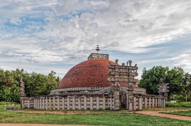 09 10 2007 Büyük Hint Sanchi Stupa 'sının kopyası ünlü Torana Kapıları ile, heykeller ve kabartmalarla süslenmiş, Mihintale, Sri Lanka Asya