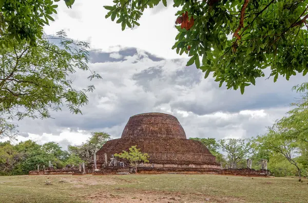 09 11 2007 Antik Budist dagoba (stupe) Pabula Vihara. Antik şehir Polonnaruwa, Sri Lanka Asya.