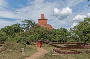 09 10 2007 'de Sri Lanka' nın kutsal dünya mirası kenti Anuradhapura 'daki Jetavana harabelerinde.
