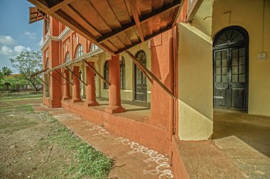 06 11 2009 Thibaw Sarayı 'nın dış koridoru Thiba Sarayı Ratnagiri, Maharashtra, Hindistan' da, son Birman hükümdarı Kral Thibaw 'ın sürgüne gönderildiği yer.. 