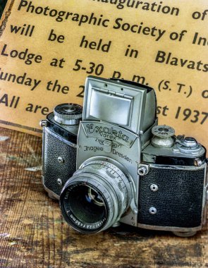 09 Sep 1998 Vintage Camera Kine Exakta 1937 ilk 35mm SLR; Kine kelimesi 35 mm 'lik film Studio Shot Mumbai Maharashtra India' dan türemiştir.