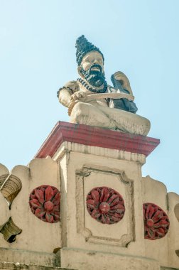 02 11 2011 model Vintage Stucco Sadhu heykeli Mumbadevi Mumbai Maharashtra Hindistan yakınlarındaki Shiva Tapınağının çatısında..