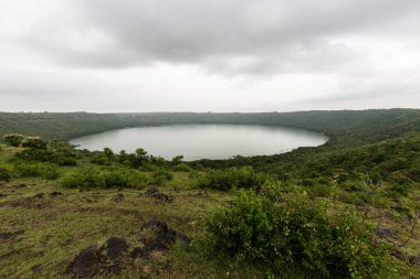 09 17 2006 Bulutlu Gök Lonar Gölü Ulusal Heykel Kraterine Karşı Buldhana İlçesi, Maharashtra INDIA