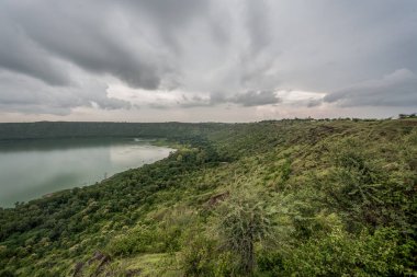 09 17 2006 Bulutlu Gök Lonar Gölü Ulusal Heykel Kraterine Karşı Buldhana İlçesi, Maharashtra INDIA