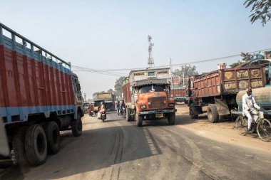 12 22 2014 Trucke ve Transportesen Grand Trunk Yolu üzerinde Maa Tara Chandi Tapınağı Sasaram yolunda küçük bir şehir Bihar Hindistan