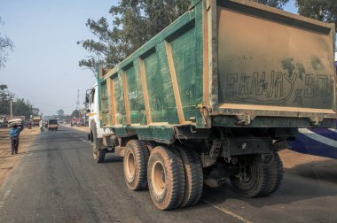 12 22 2014 Trucke ve Transportesen Grand Trunk Yolu üzerinde Maa Tara Chandi Tapınağı Sasaram yolunda küçük bir şehir Bihar Hindistan