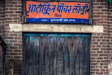 06 14 2017 Vintage Porselen Enamel Elektrik Çamaşırhanesi İmza Kurulu Miraj Maharashtra Hindistan. Asya.