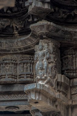 06 12 2017 Kolhapur Maharashtra 'nın Khidrapur ilçesindeki Opeshwar Tapınağı' nda oyma taş. Hindistan.