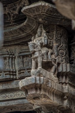 06 12 2017 Kolhapur Maharashtra 'nın Khidrapur ilçesindeki Opeshwar Tapınağı' nda oyma taş. Hindistan.