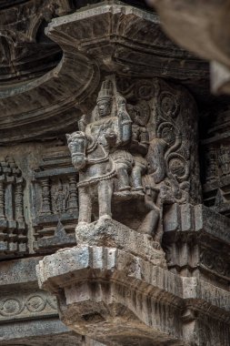 06 12 2017 Kolhapur Maharashtra 'nın Khidrapur ilçesindeki Opeshwar Tapınağı' nda oyma taş. Hindistan.