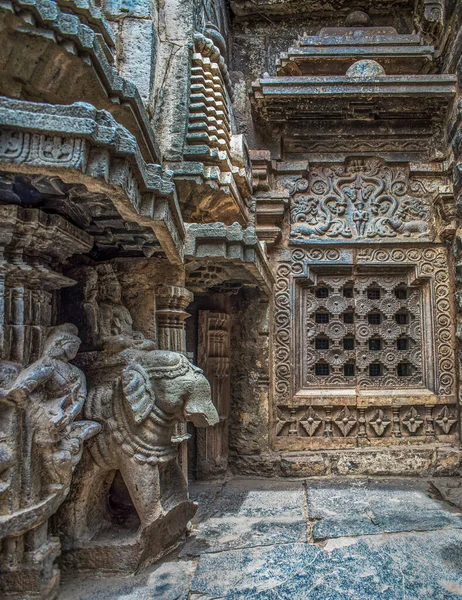 2017年ヴィンテージストーンは マハラシュトラ州コラーフール地区のキドラプールにあるオペシュワール寺院で彫刻します インド — ストック写真