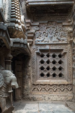 06 12 2017 Khidrapur, Kolhapur, Maharashtra 'daki Kopeshwar Tapınağı' nda oyma taş. Hindistan.