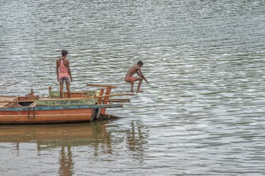 06 12 2017 Çocuklar Narsobawadi Bölgesi Kolhapur Maharashtra Hindistan Krishna Nehri 'ne atlıyor..