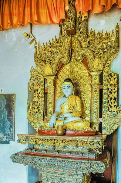 2008 Vintage Señor Buda Estatua Con Altar Oro Templo Budista — Foto de Stock