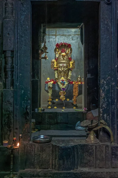 2013 Main Gold Idol Kudala Sangmeshwara Temple Solapur Maharashtra Indie — Stock fotografie