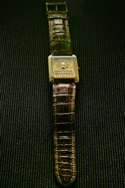 10 10 2015 Klasik Altın Bileklik Klasik erkek saati Studioshot Lokgram Kalyan Maharashtra Hindistan.