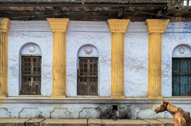 12. 20 2014 Vintage Sarı Pencere Eski Ev Gaya Bihar Hindistan.