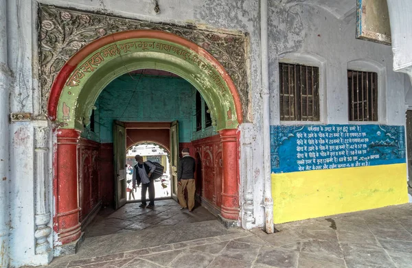 2014 Vintage Yellow Painted Window Old House Gaya Bihar Indi — 图库照片
