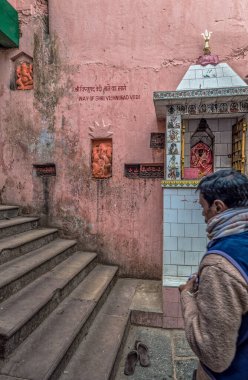 Vishnupad Tapınağı Kompleksi Gaya Bihar Hindistan 'daki Shri VisnujiPad Vedi' ye giden 12.20 taş üzengi..