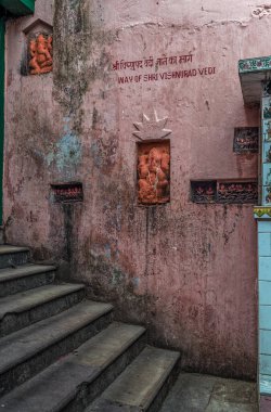 Vishnupad Tapınağı Kompleksi Gaya Bihar Hindistan 'daki Shri VisnujiPad Vedi' ye giden 12.20 taş üzengi..